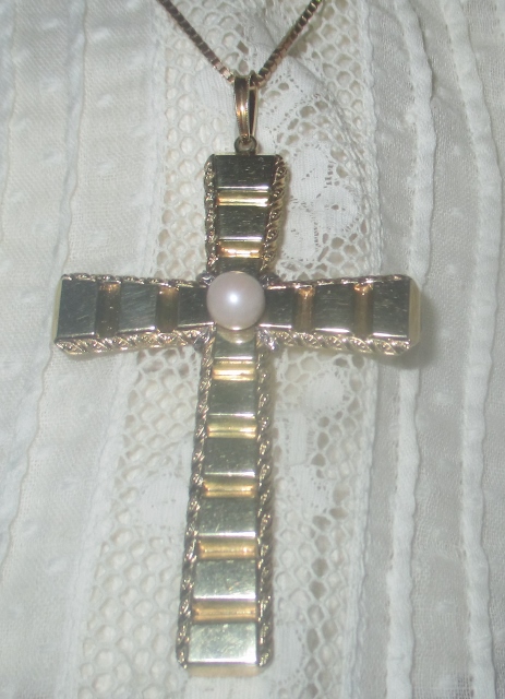 xxM1020M Pendant cross 14k-585 gold and pearl.Takst-Valuation N. Kr. 10 000